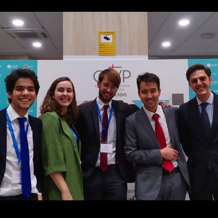 El fin de semana del 15 y 16 tuvimos el torneo interCEU.Nuestro equipo, formado por Íñigo Revuelta, Lucía Quiroga, Raúl Viñas y Manuel Fukuda llegó a semifinales. ¡Enhorabuena por el gran trabajo! Agradecemos especialmente a Víctor Corpa, formador del equipo y juez en el torneo.