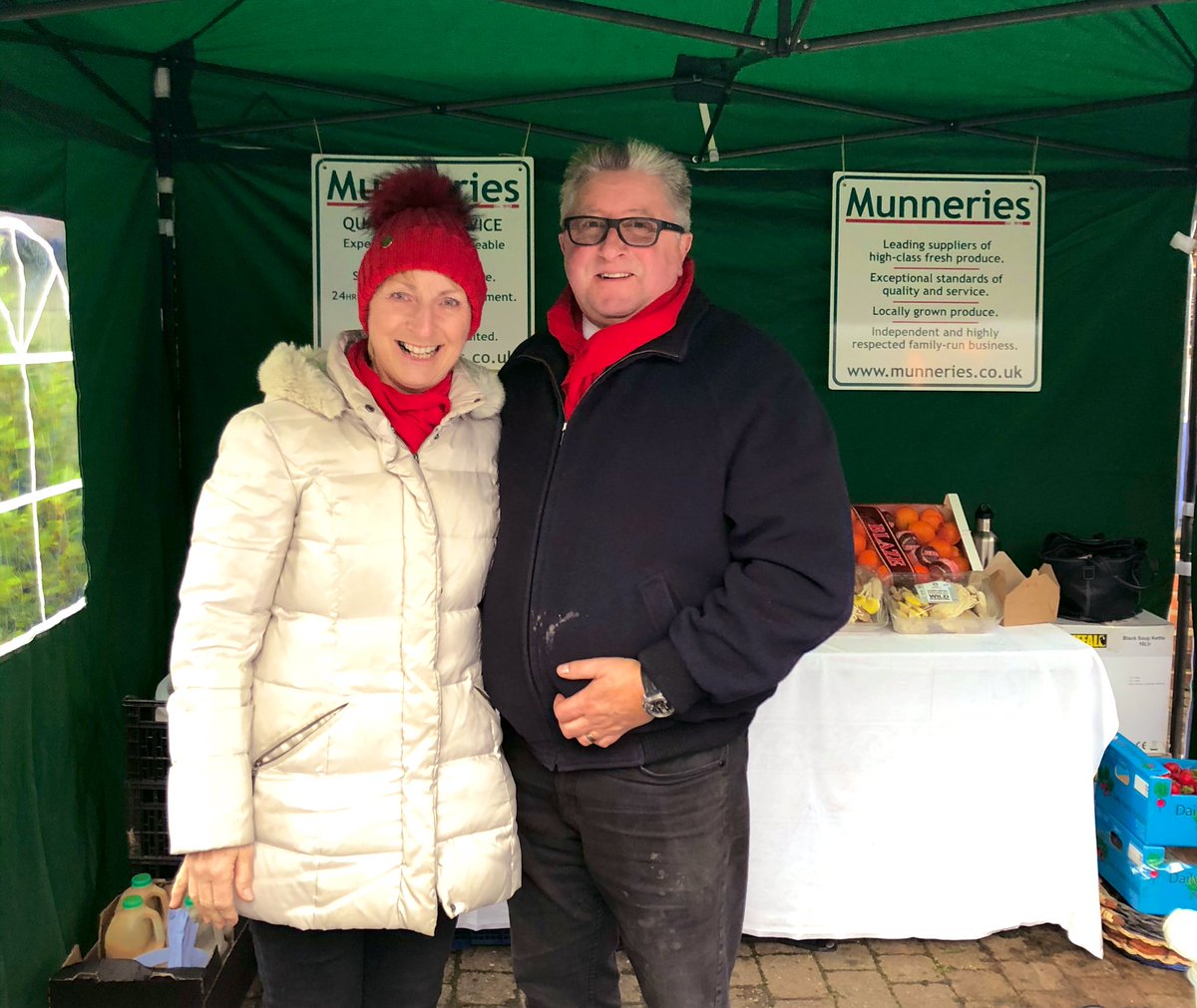 CowdrayFarmShop's tweet photo. Team @Munneries &amp; @SeedlipDrinks are all smiles on this chilly morning. #cowdraytastingweekend #christmas #sussex #sussexfoodie 🎄 https://t.co/yS5Sv3dRQr