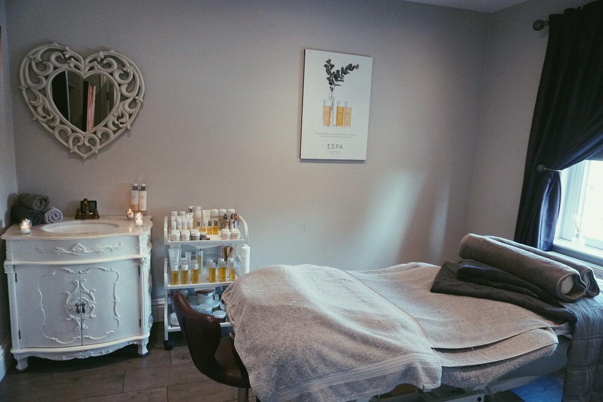 SerenityFormby's tweet photo. Another one of our dreamy treatment rooms π Would you like to treat yourself or someone you love to a massage or facial? Get in touch on 01704 834 003
#serenityspa #formbyspa #espaskincare #massageservices #formbymassage https://t.co/mPw2L9w5Xo