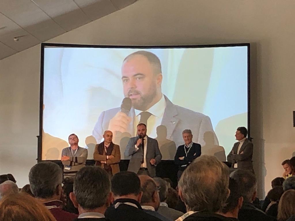 alemaga's tweet photo. Ecco il momento più bello dei tre giorni di festa 100 anni Cassa Edile di Milano. Incontro con i nostri lavoratori nel momento della loro premiazione come riconoscimento per gli anni di fedeltá al nostro settore e alla nostra Organizzazione. Buon compleanno a tutti! @FilcaCisl https://t.co/5g8GAPUElg