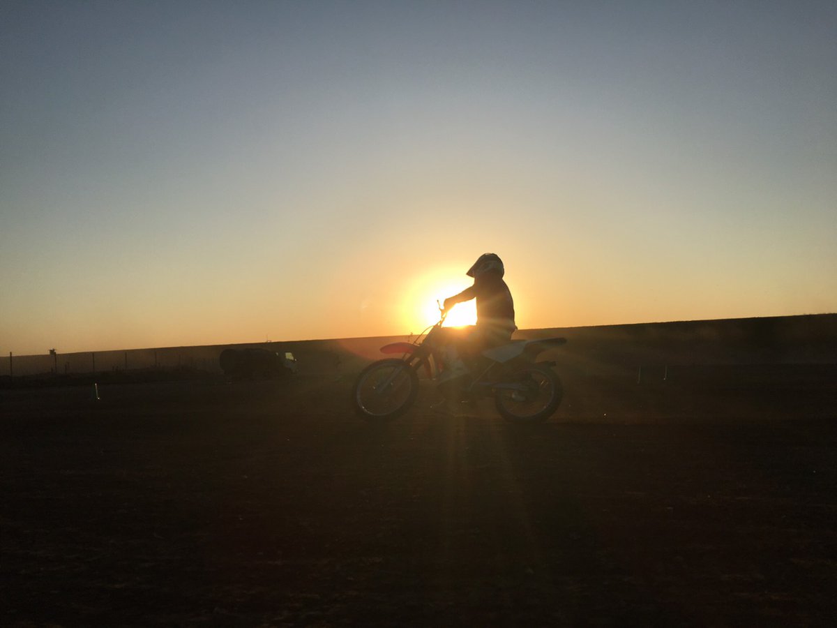 kunikawa_hiro's tweet photo. いっぱい乗りました😄
#offroadvillage #test #training #crf100 #flatdirt #後光が良い感じ https://t.co/o4Ff4ztYCH