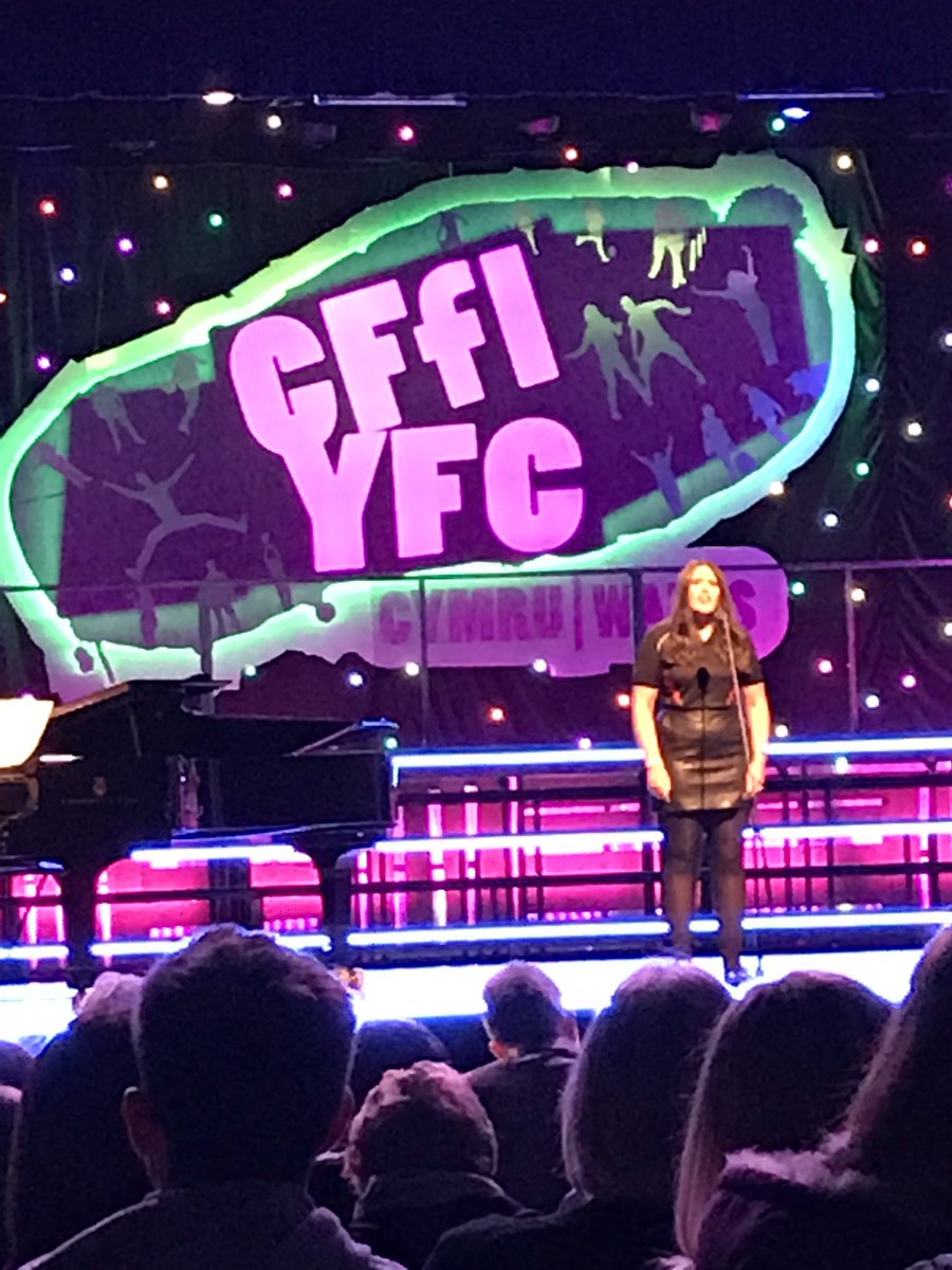 Sara Elan <a href="/CFfICwmann/">CFfI Cwmann</a> <a href="/cffisirgar/">CFfI Sir Gâr YFC</a> yn cystadlu yn Unawd 16 neu iau yn Eisteddfod <a href="/CFfICymru/">CFfI Cymru</a>