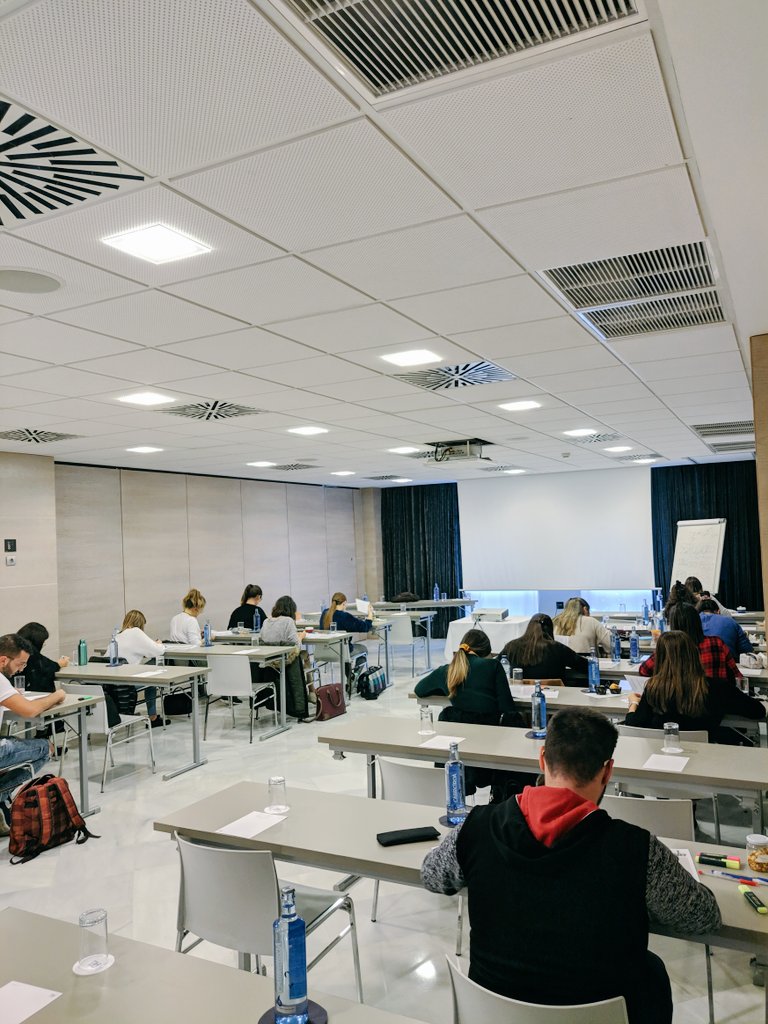 SamuelAragonR's tweet photo. ¡Buenas tardes! Me despido de l@s futur@s residentes de @Oposalud de las sedes de Valencia y Murcia para en breve llegar a ver a los de Madrid. Madrileñ@s, preparaos para "sufrirme" de nuevo 😏
📸Haciendo el simu los de Murcia son "callaitos" pero en la corrección son fieras 💪 https://t.co/QEfzh9iqiR