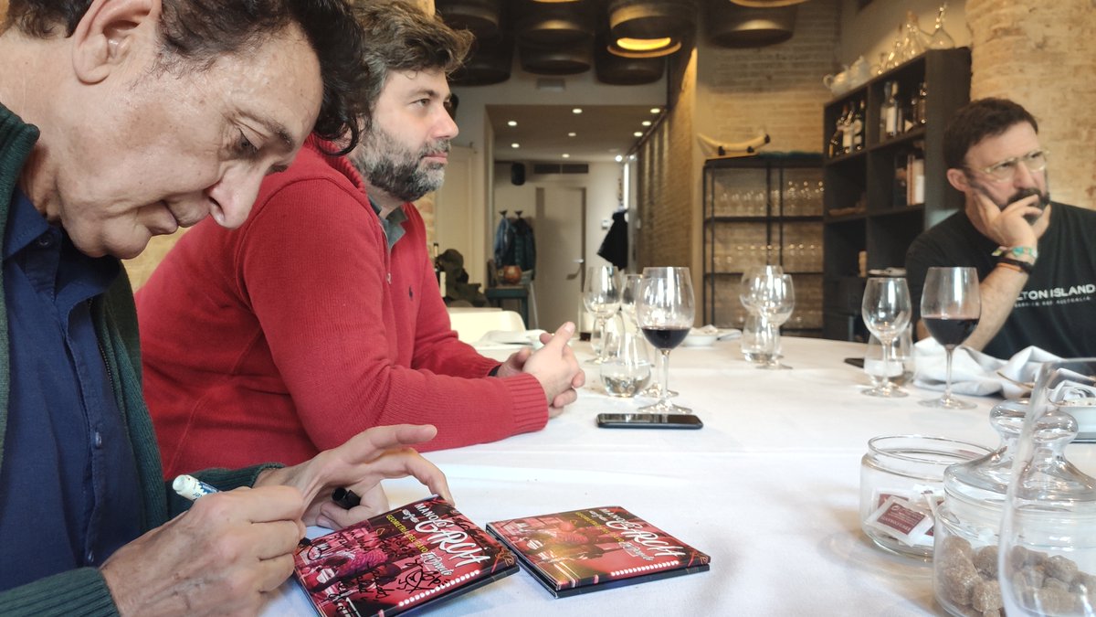 vialliure's tweet photo. Tenim 2 CDs de #ManoloGarcía per regalar! Corresponen al directe de #GeometríaDelRayo i estan signats pel mateix cantant! Si voleu optar-hi, seguiu-nos a twitter i feu-nos retuit. A les 14h els sortjarem! #Capipota https://t.co/NDC3SYpQoe