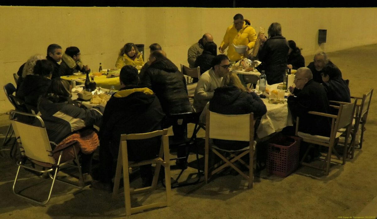 CDRCampTGN's tweet photo. Com cada divendres, sopem, parlem i cantem, per reivindicar la llibertat de la Carme Forcadell i de la resta de presos que encara estan tancats. https://t.co/YOU0inh9wp