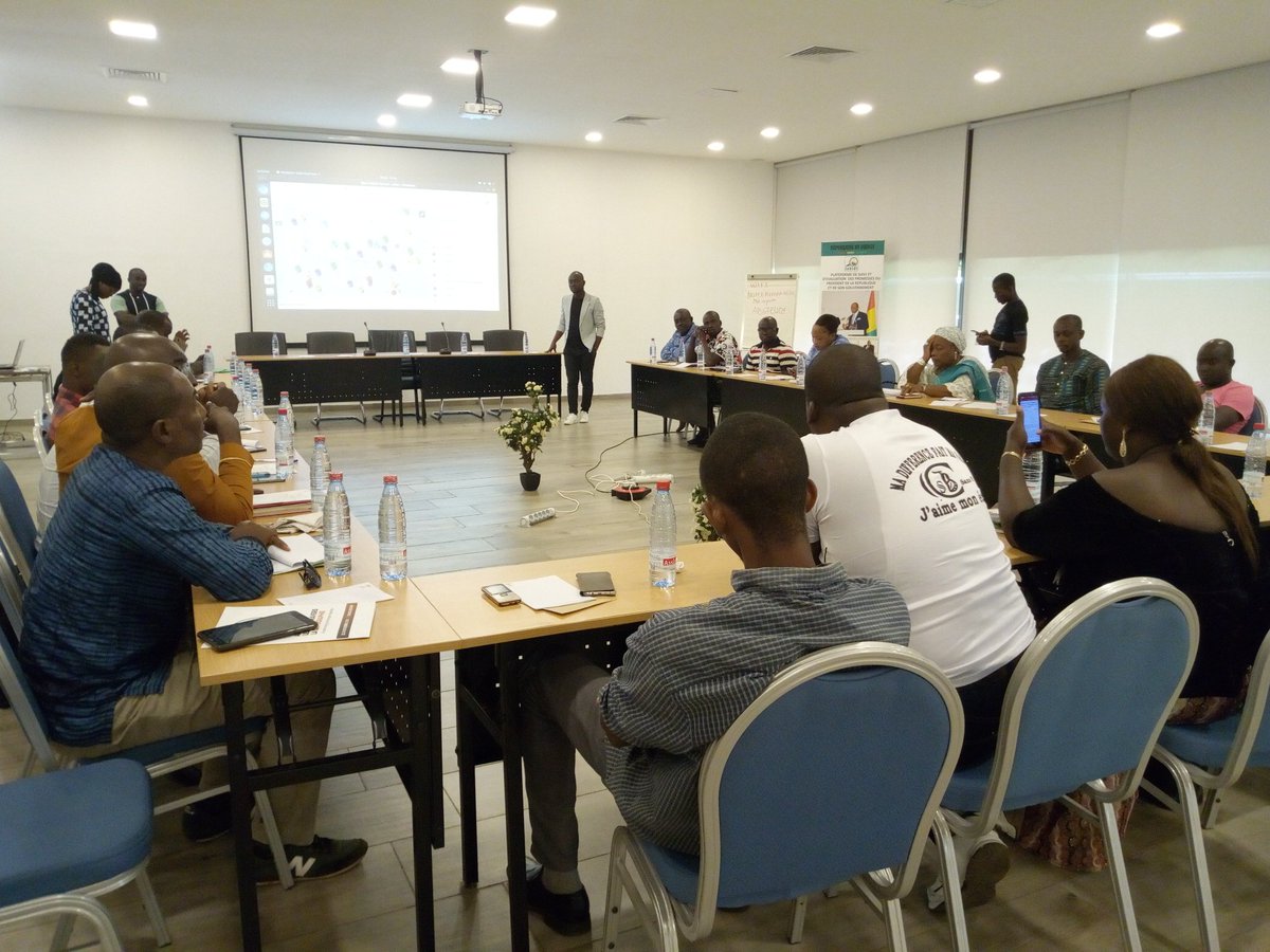 [ Conakry ] #GouvCampKaloum  Deuxième jour avec les élus locaux, citoyens et acteurs de la société civile de Kaloum échangent sur la thématique des données ouvertes de la commune à travers notamment le numérique. Cc <a href="/ablogui/">ABLOGUI</a> <a href="/osmguinee/">OpenStreetMap Guinée</a>