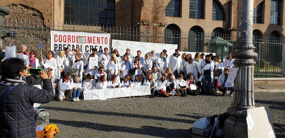 mujerloca2000's tweet photo. I suoi precari #BlackSaturday #Precario #Flashmob #PiazzaRepubblica #Roma #StayTuned @Coord_Precari https://t.co/SRVjxmjbWS