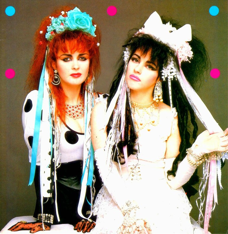 To celebrate  #StAndrewsDay let's do a pulp countdown. Here's my top 10 of  #GenX Scottish things!At #10: Strawberry Switchblade! Post punk, polkadots and gothic swaying. Jill and Rose 4 ever!!