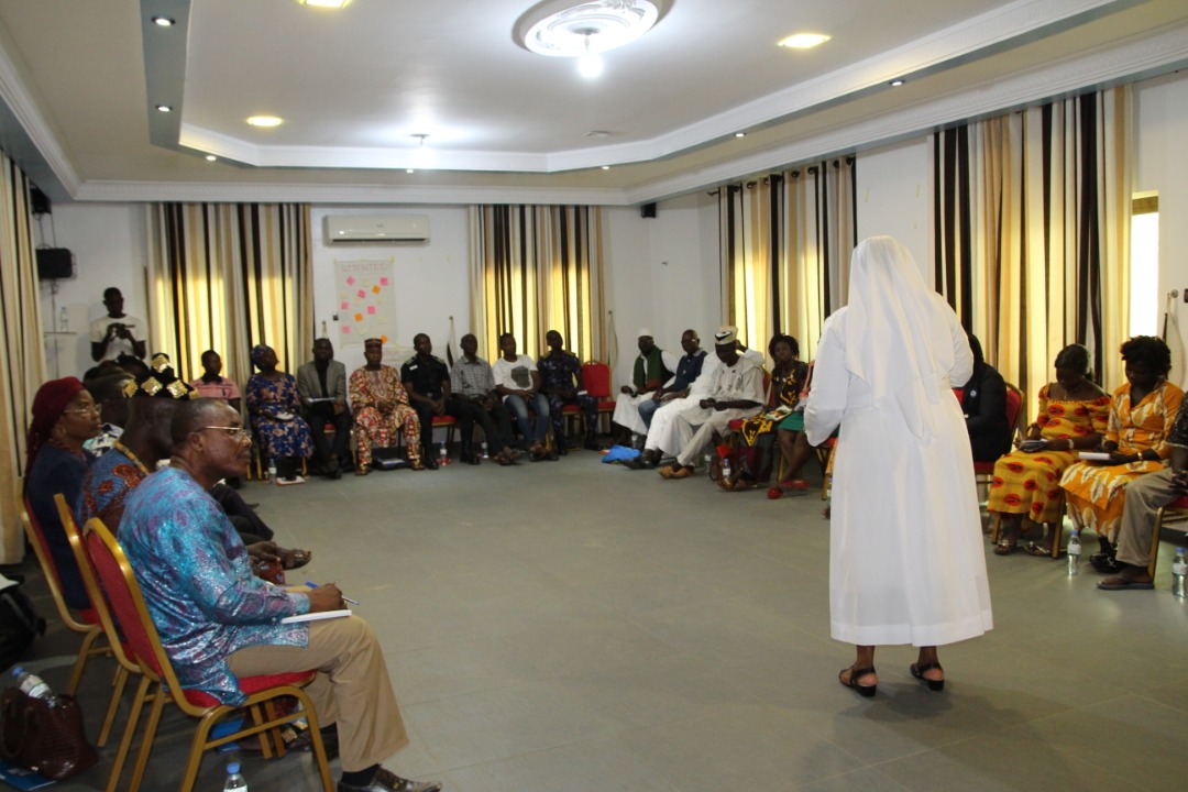 WanepTogo's tweet photo. Dernier jour de l'atelier National des leaders communautaires de base sur la #CNV à Lomé @TogoOfficiel. En attendant la cérémonie de clôture disons merci au @PnudTogo pour son appui https://t.co/4s6juLWLcg