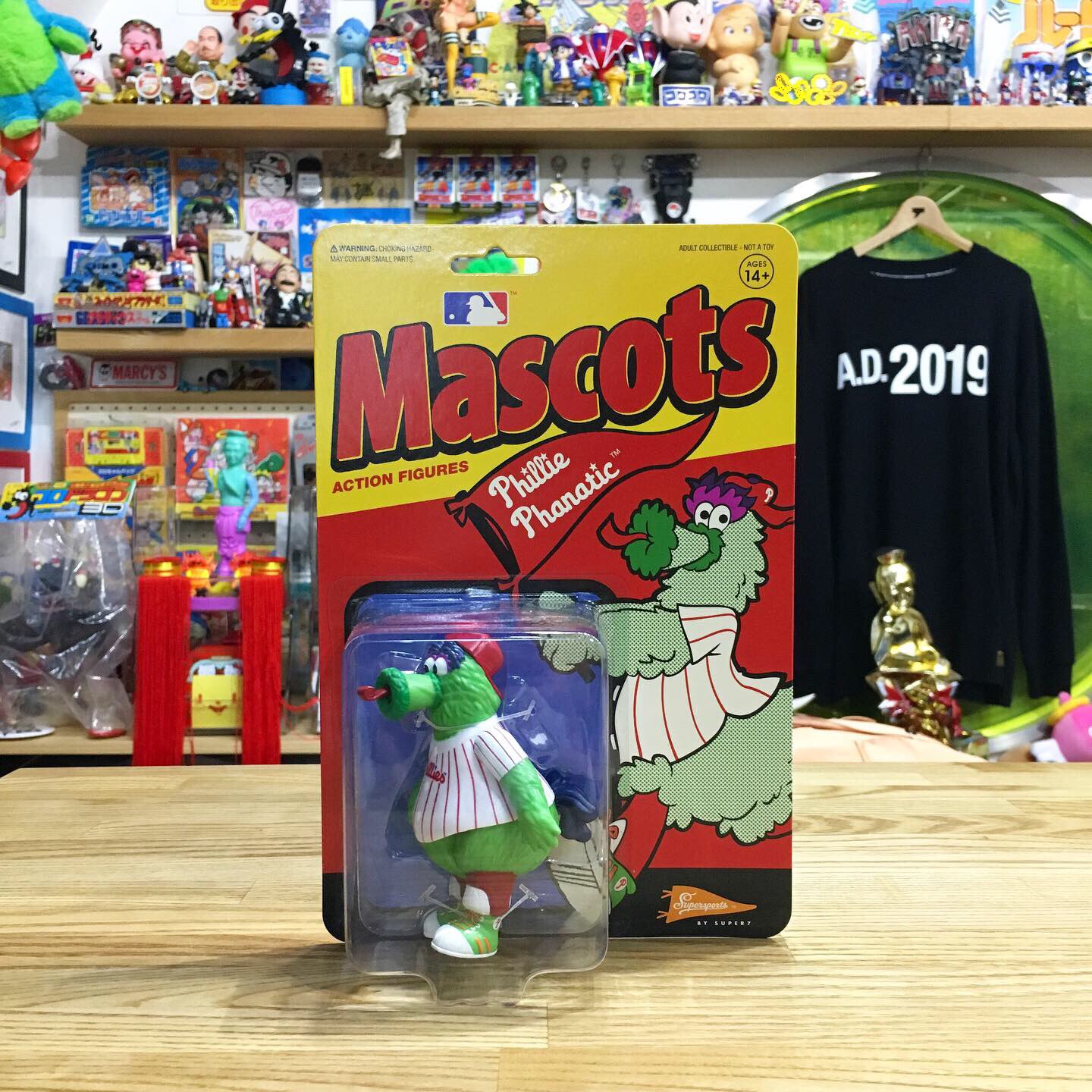 謎の店 謎の店セレクト Phillie Phanatic Mlbのプロ野球チーム フィラデルフィア フィリーズ の マスコットキャラクターのフィギュアです 広島東洋カープ のマスコットキャラクターである スラィリー に瓜二つの兄弟とも言われていますが真相
