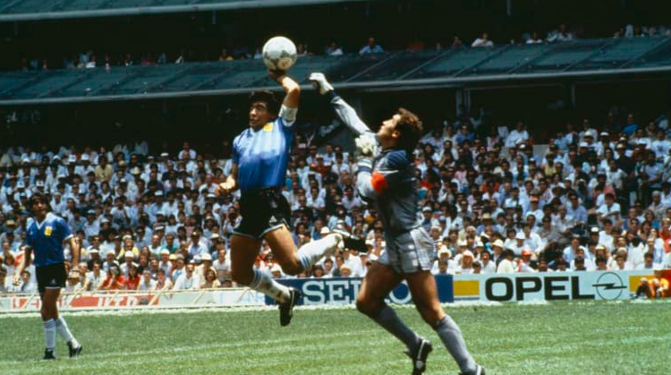  Petite précision nous n'allons nous intéresser ici seulement au tirage au sort de 1er tour et pas aux phases finales des compétitions. Donc si vous ne voyez pas pointer le quart de finale Argentine-Angleterre  #Maradona en 1986 en plein conflit des Malouines c'est normal