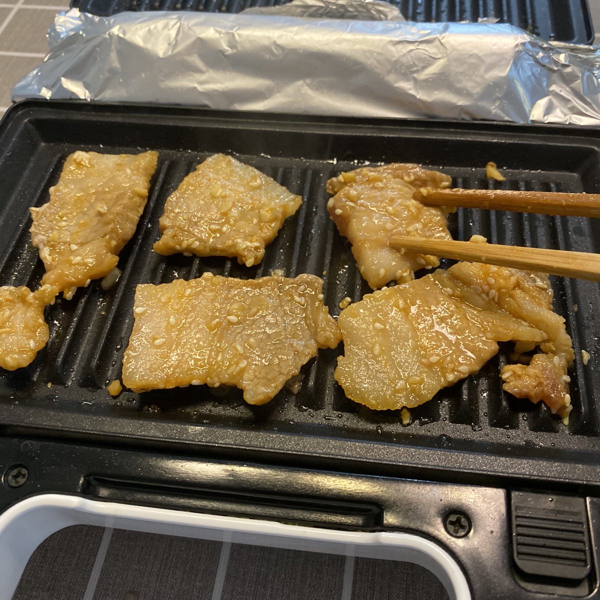 熊兔ヽ W ゞ 在家烤韩式五花肉 吃吗 五花肉切片 拌入姜蒜末 韩式辣椒酱 蜂蜜 芝麻油 生抽 白芝麻粒 腌制1小时直接上火烤 包菜叶吃起来 小厨兔哥