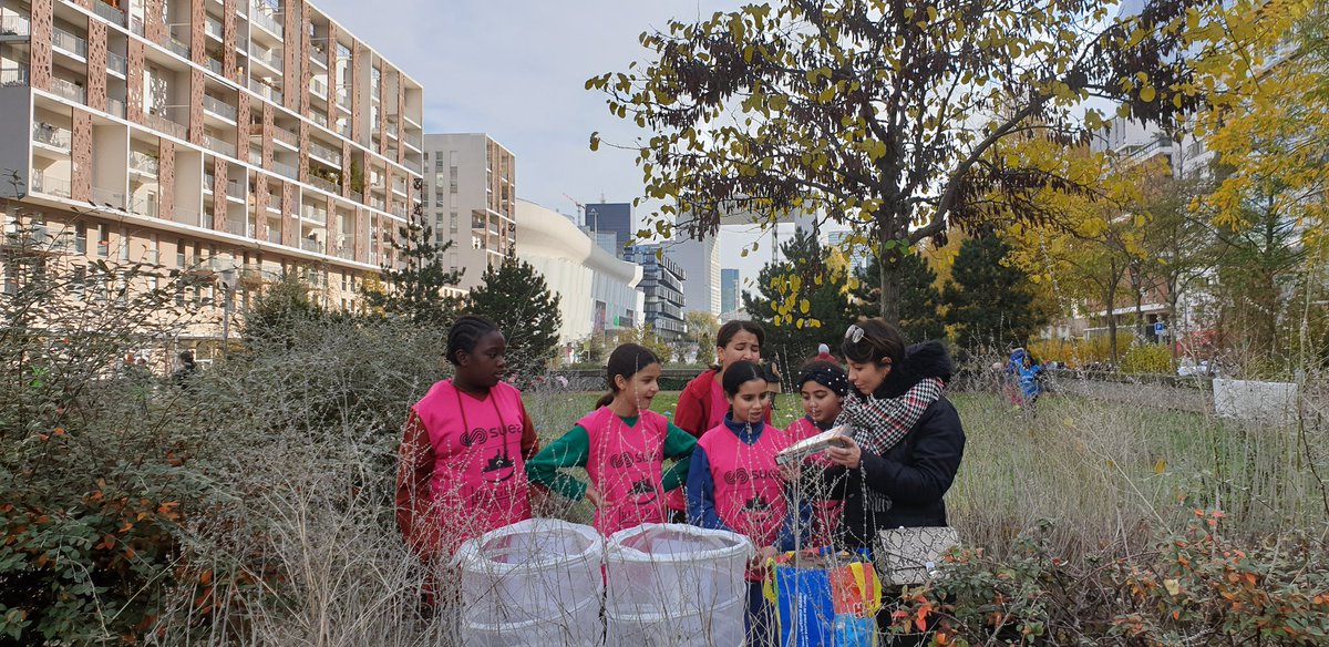 On commence notre OvalieGirls par différents ateliers :atelier citoyen sur le tri sélectif, passe à 10, course relais, ...
Merci à notre Partenaire <a href="/suez/">SUEZ</a>FR @suez et au <a href="/racing92/">Racing 92</a>