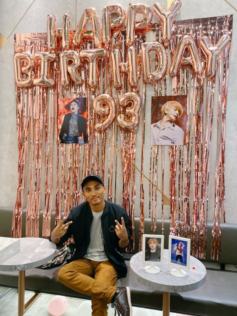 izro962's tweet photo. I always enjoy my life as fanboy..😉😉🤩
#PartyHardwithChanHun 
#cupsleeve_malaysia 
#Nusentral https://t.co/NQmgdmpaB4