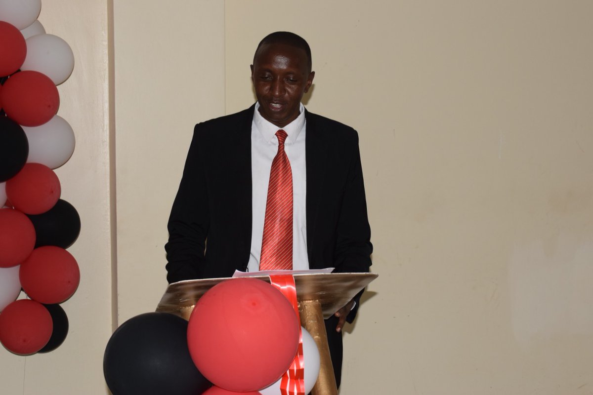 VeeNjuguna's tweet photo. Four(4) Christian pillars;
1. Reading the word of God
2. Prayers
3. Fasting
4. Giving
Pst. Naftali Njoroge
#MMUEventsManagement #ClassOf2020 #CourseCompletionParty https://t.co/p6fXy5Xpru