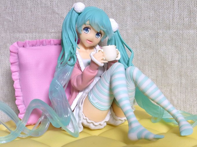 iPhoneのよくわからない写真フィルタ使ってみたら画質ガビガビになってしまったので撮りなおし。ミクさんカワイイ😊 