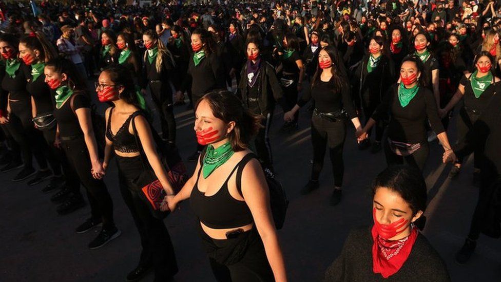 womensart1's tweet photo. Around 87,000 women and girls were murdered around the world in 2017 (UN stats). As part of a global action against femicide, in Chile, demonstrators marched with red hands painted over their mouths to denounce male violence against women #womensart  

#16days https://t.co/CfscvALowS