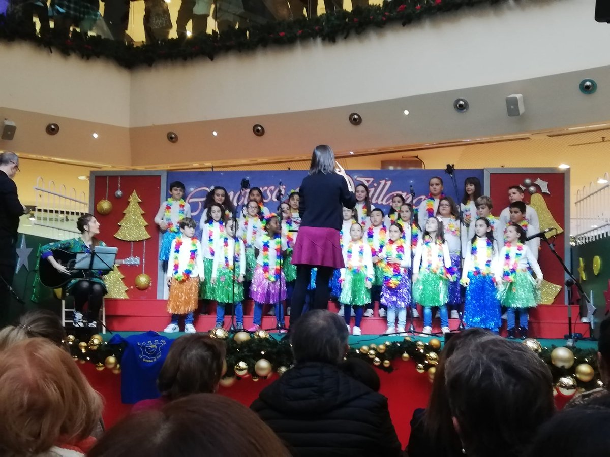 EOssoZ's tweet photo. El grupo de Corosol del colegio,  ganadores del concurso de villancicos de @grancasazgz, ¡¡¡enhorabuena a todos los chicos y a las profesoras!!! #rEvolucionamos @FETeresiana https://t.co/AoO8FzF4m0