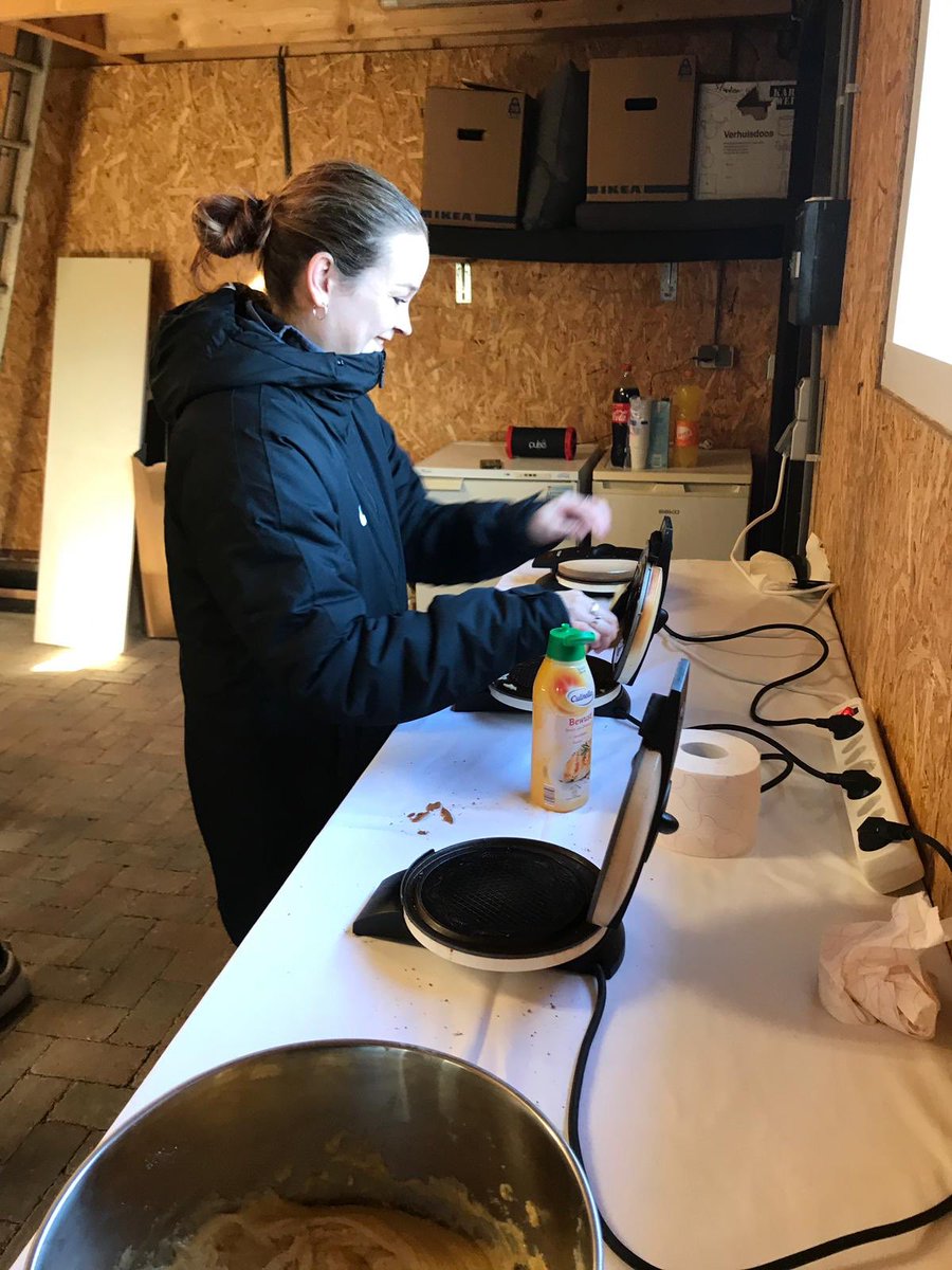 SVBorger0599's tweet photo. 💜 De eerste Samenloop voor Hoop actie van onze dames is in volle gang. Knieperties! Ze worden o.a. verkocht in onze kantine. Koop die koekies voor het goede doel! 💚 #BorgerGeeft #BorgerLeeft https://t.co/YiSO0pGu1q