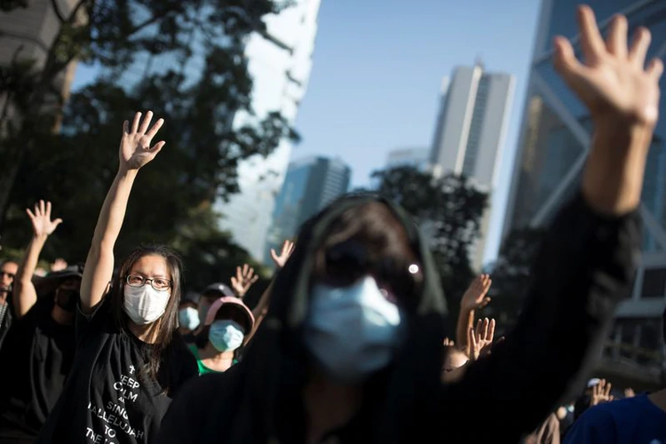 #30Nov Estudiantes de secundaria y jubilados unieron sus fuerzas para protestar en Hong Kong el sábado, la primera de varias marchas de fin de semana planeadas en toda la ciudad. #TVVNoticias #TVVenezuela