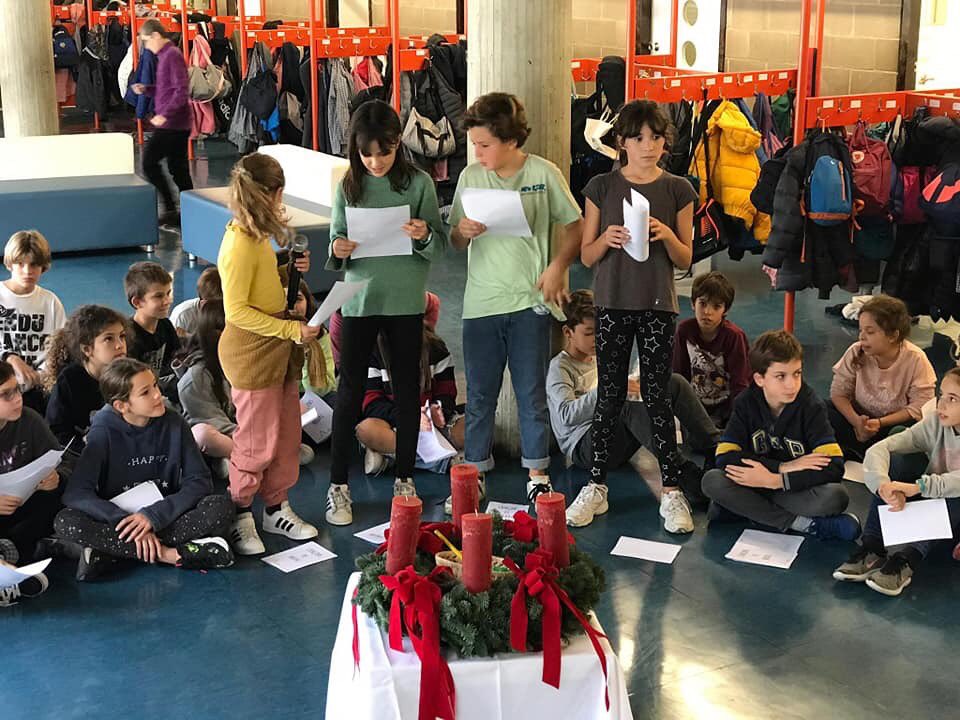 thaubarcelona's tweet photo. Ahir #5èPrimàriaThauBCN envoltant la corona d'Advent i un camell d’Orient entra a la ciutat amb la gepa plena de regals... celebrem l’Advent, gaudim del Nadal!
#TempsdAdvent https://t.co/VO2xvtyMns