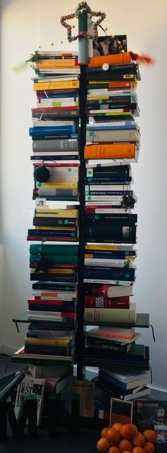 Nachdem die Neuerscheinungen beider Teams auch 2019 wieder ganze Wälder abholzten/füllten, teilen sich zum Jahresausklang #TeamStrafrecht &amp; #TeamDatenschutz hier friedlich vereint einen Weihnachtsbooksbaum. Frohe Adventszeit den Teams... v.a. den Grenzgängern zwischen den Stühlen