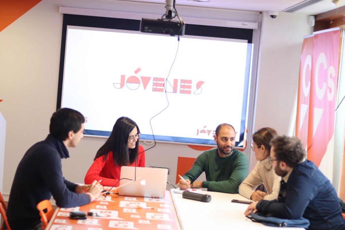 AbeliyoGC's tweet photo. Jóvenes de Galicia planificando los próximos meses 🍊

¡Estad atentos a lo que viene! 🧡 

#EncuentroJcs #JcsTeam #jcsgalicia #Ciudadanos 💪 https://t.co/GSPeKEOBkH