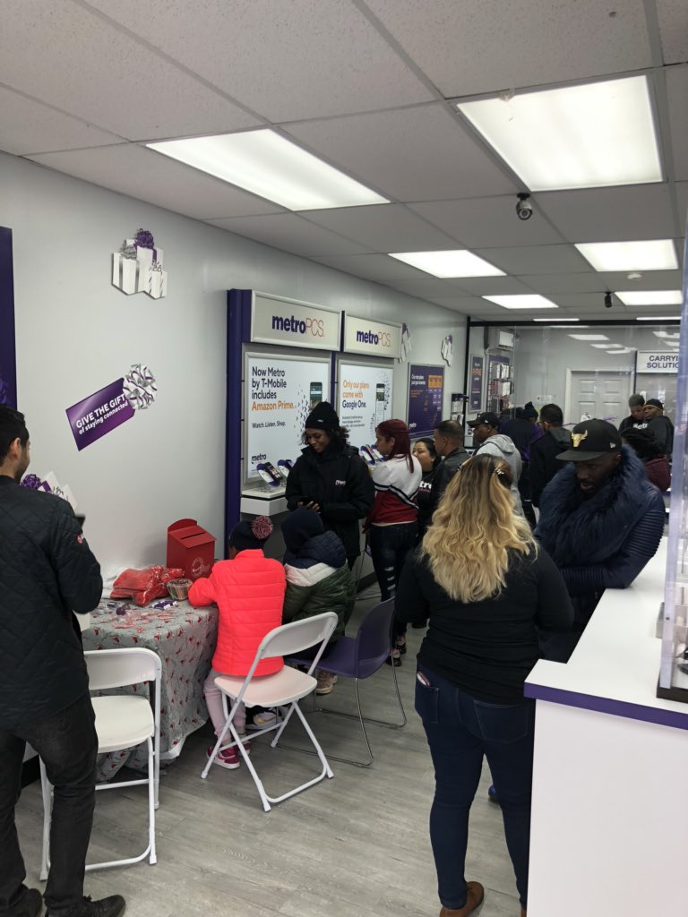 Hey_Cruz1's tweet photo. Go Wireless E Monument St Lteers to Santa Event is bring smiles and sales!!! https://t.co/lzYG47gPLw