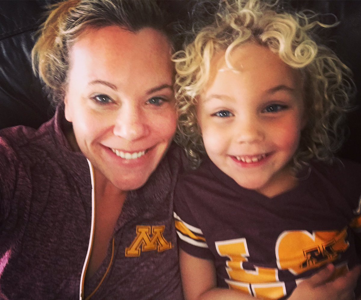 LaceyCrisp's tweet photo. We’re ready! #SkiUMah #BeatWI @GopherFootball https://t.co/qffoEanZsv