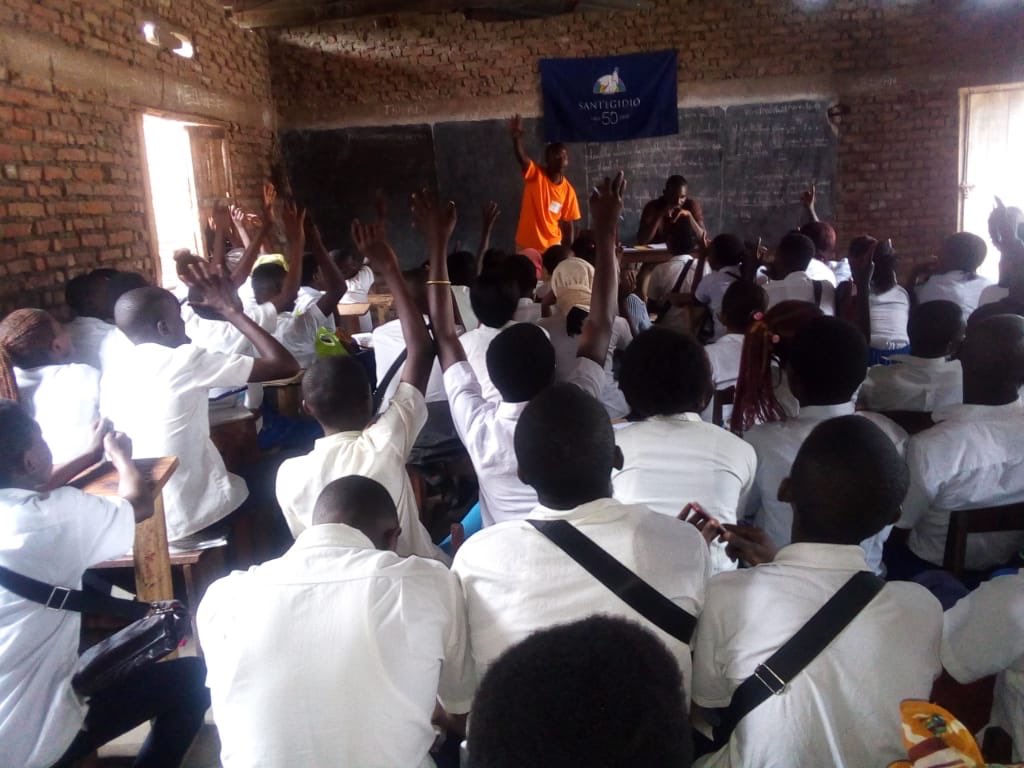 FrancescoTedes2's tweet photo. A Uvira (RDC) con gli studenti delle Scuole Superiori diciamo #noallapenadimorte #DefeatingHatred https://t.co/A63cKn0oJ1