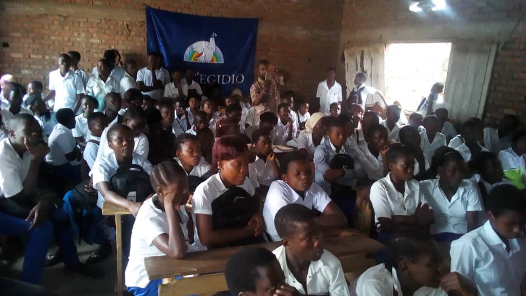 FrancescoTedes2's tweet photo. A Uvira (RDC) con gli studenti delle Scuole Superiori diciamo #noallapenadimorte #DefeatingHatred https://t.co/A63cKn0oJ1