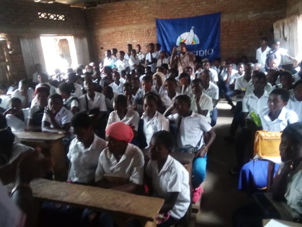 FrancescoTedes2's tweet photo. A Uvira (RDC) con gli studenti delle Scuole Superiori diciamo #noallapenadimorte #DefeatingHatred https://t.co/A63cKn0oJ1