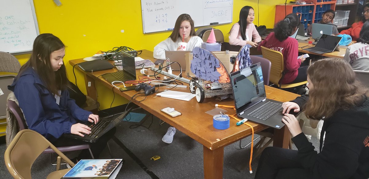 ftc10195's tweet photo. Working hard for scrimmage tomorrow!! #scrimmage #FTC https://t.co/ThH6V5KE83