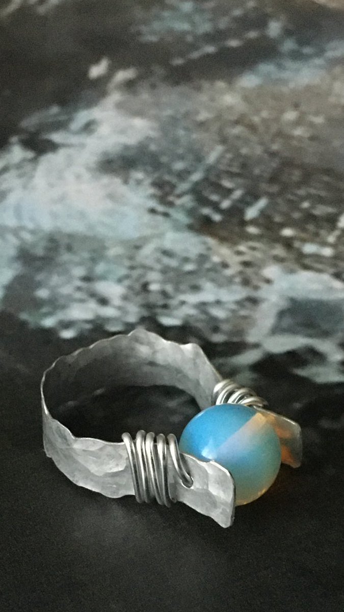 Zivah_Pure's tweet photo. Nieuw in de collectie, deze aluminium gehamerde ring met opaal ❤️ https://t.co/kPj2eOyCGq