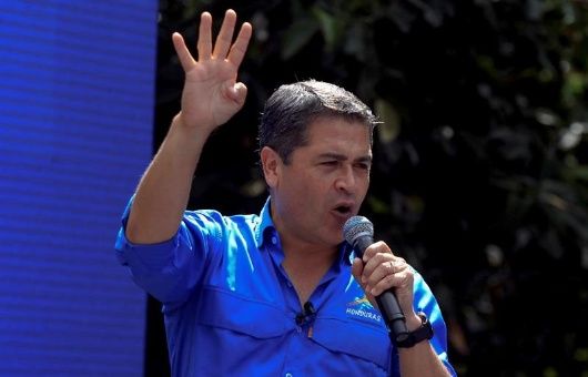 HCHTelevDigital's tweet photo. "Ante los grandes problemas del país, el único partido al cual vuelve a ver el pueblo hondureño para solventarlos es al Partido Nacional. Hemos tenido 3 victorias consecutivas, y la gente al verme me muestra 4 dedos, significa que vamos por la cuarta victoria": @JuanOrlandoH https://t.co/2e6Us9RmWb