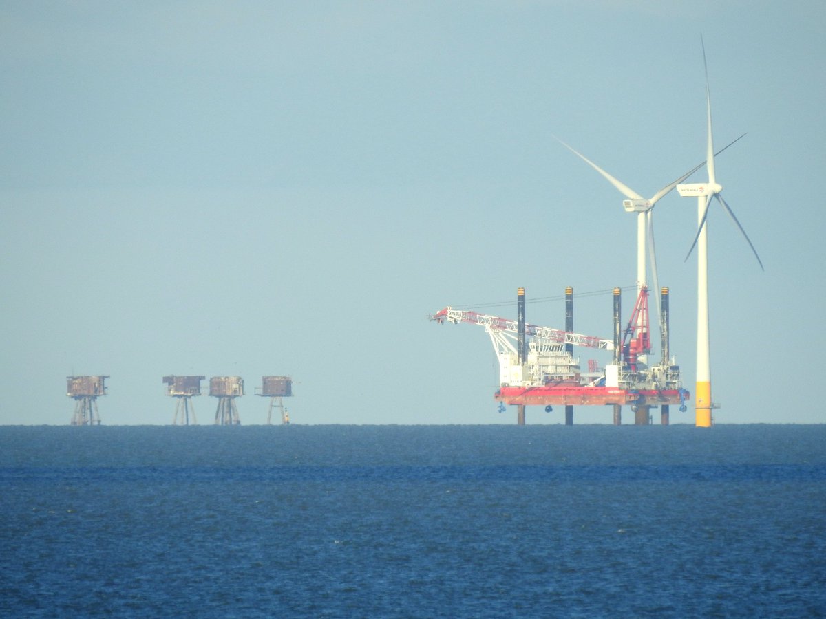 mildthing99's tweet photo. 'Wind Pioneer' offshore #windfarm support vessel (jack-up barge) at work in the #KentishFlats #ThamesEstuary #RedSandsFort @WhitstableLive @MaunsellForts @ThamesPics @StormHour @EarthandClouds @metoffice @ThePhotoHour #StormHour #earthandclouds #loveukweather https://t.co/OmVy3v1lQ2