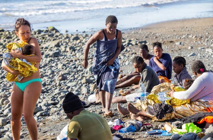 IbonPerezTV's tweet photo. Bañistas asisten a personas inmigrantes en Gran Canaria tras llegar en patera después de5 días de travesía.
#Personas ayudando a personas. 

Tristeza y emoción ver cómo todavía queda mucha gente con buen corazón corazón y con calidad humana ❤️

📷 Borja Suárez Melian/Reuters https://t.co/KfVKZ90Lu5