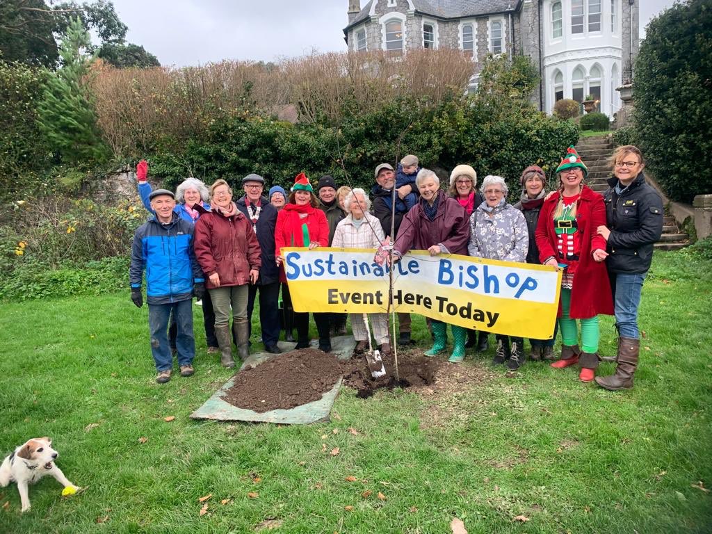 SustainableBis1's tweet photo. Weโve been tree planting ! #EveryTreeCounts #cagdevon #devontownsandparishes #devonclimateemergency #volunteerforchange #bishopsteignton https://t.co/OtojzUjyHa