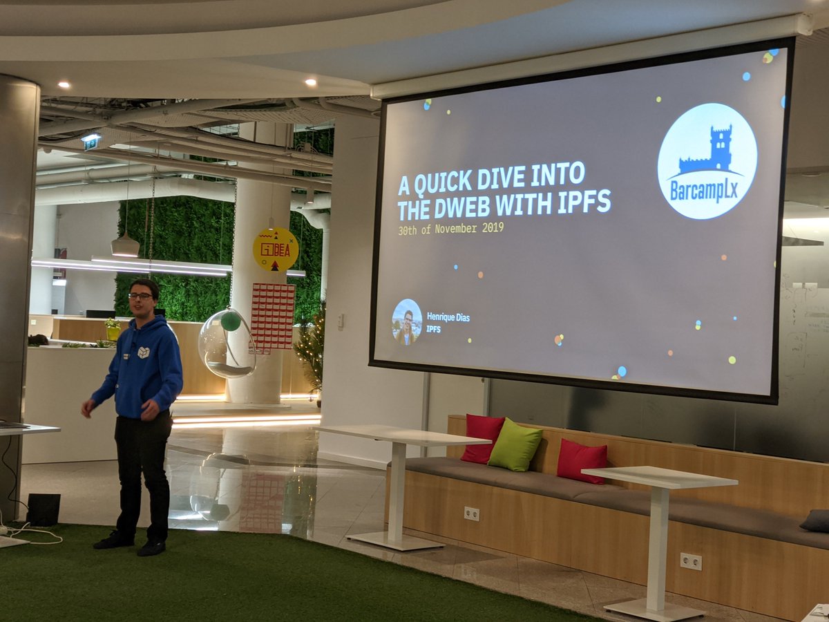 #decentralized #web? Let's dive into it with <a href="/hacdias/">Henrique Dias</a> 🏊‍♂️ #BarcampLx #meetup
