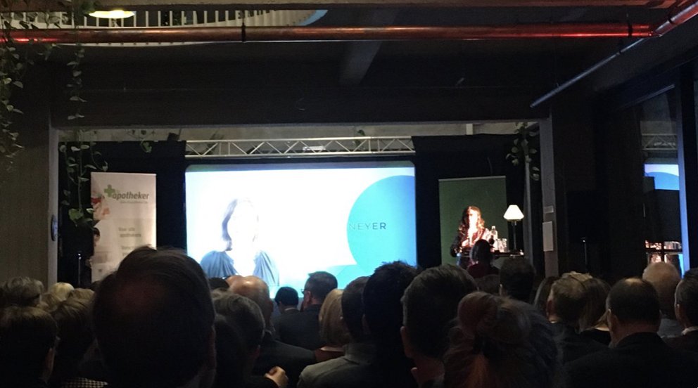 KERTEZA's tweet photo. Aanwezig op @VlaamsApoNet #VANtop2019. Samen met vele experts, KOLs, beleidsmakers & vooral apothekers geboeid luisteren en mee nadenken over (essentiële) plaats apotheker in toekomstig geïntegreerd zorgmodel. @hilde_deneyer @LievenZwaenepoe @wbeke #samenbouwen #metzorg https://t.co/6ZOfvkbOzJ