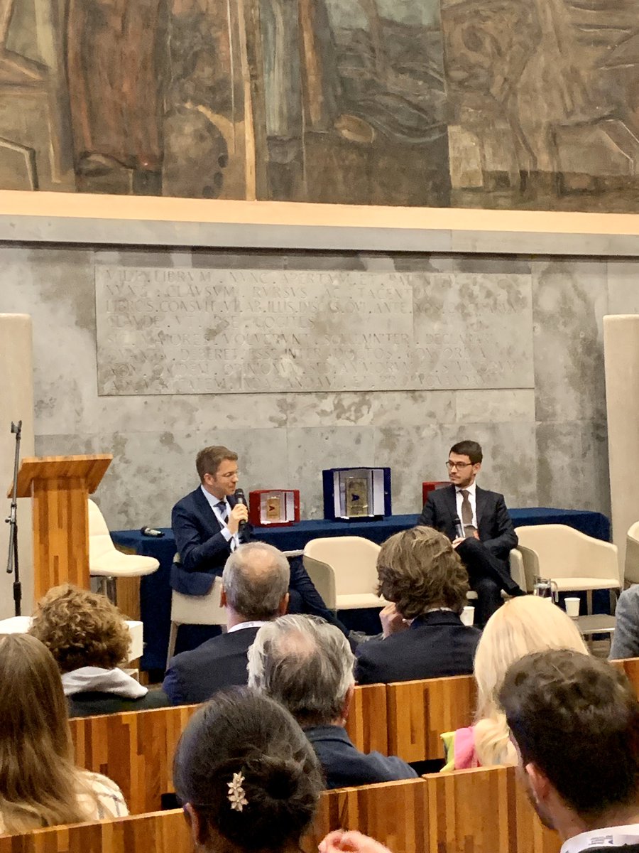 CaFoscariMi's tweet photo. La premiazione di Luca Bertarini, premio Alumnus dell’anno 2019 @CaFoscari @CaFoscariAlumni https://t.co/4YaDsuZpE2