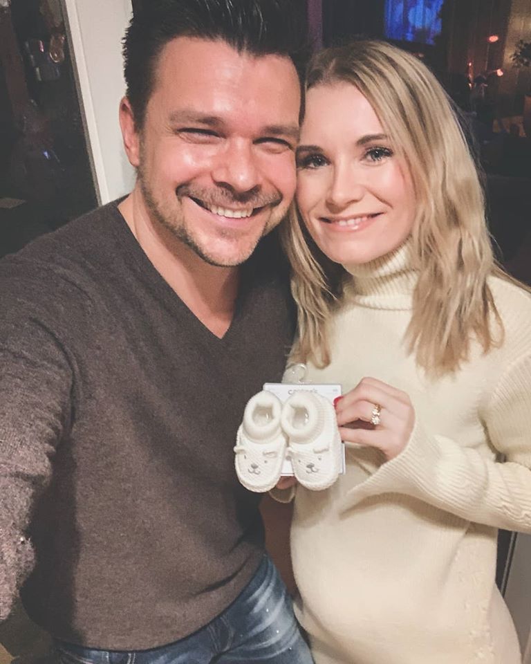 ATB se stane taťkou. Na svých sociálních sítích zveřejnil fotku s manželkou a popiskem, že little ATBaby je na cestě.