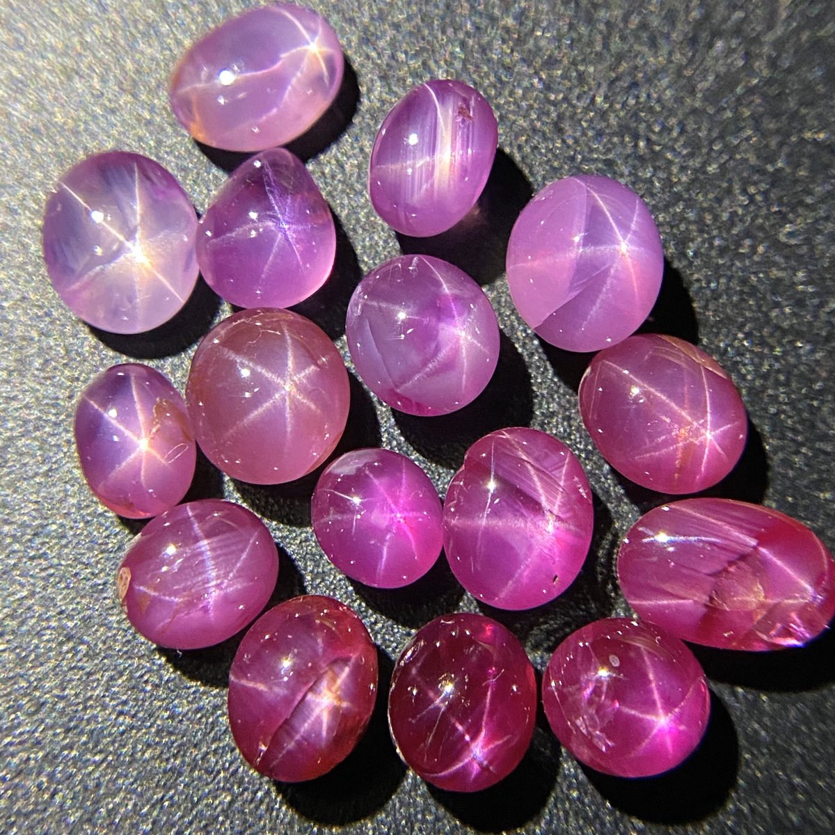 satotradingco's tweet image. ビルマ産スタールビー&amp;amp;ピンクスターサファイアのロット170ctありますが、セレクションしていくと16ピース(写真３枚目)しか残りません😅
残りの使い道を考えないと🤔
#starruby #starsapphire #スタールビー #スターサファイア