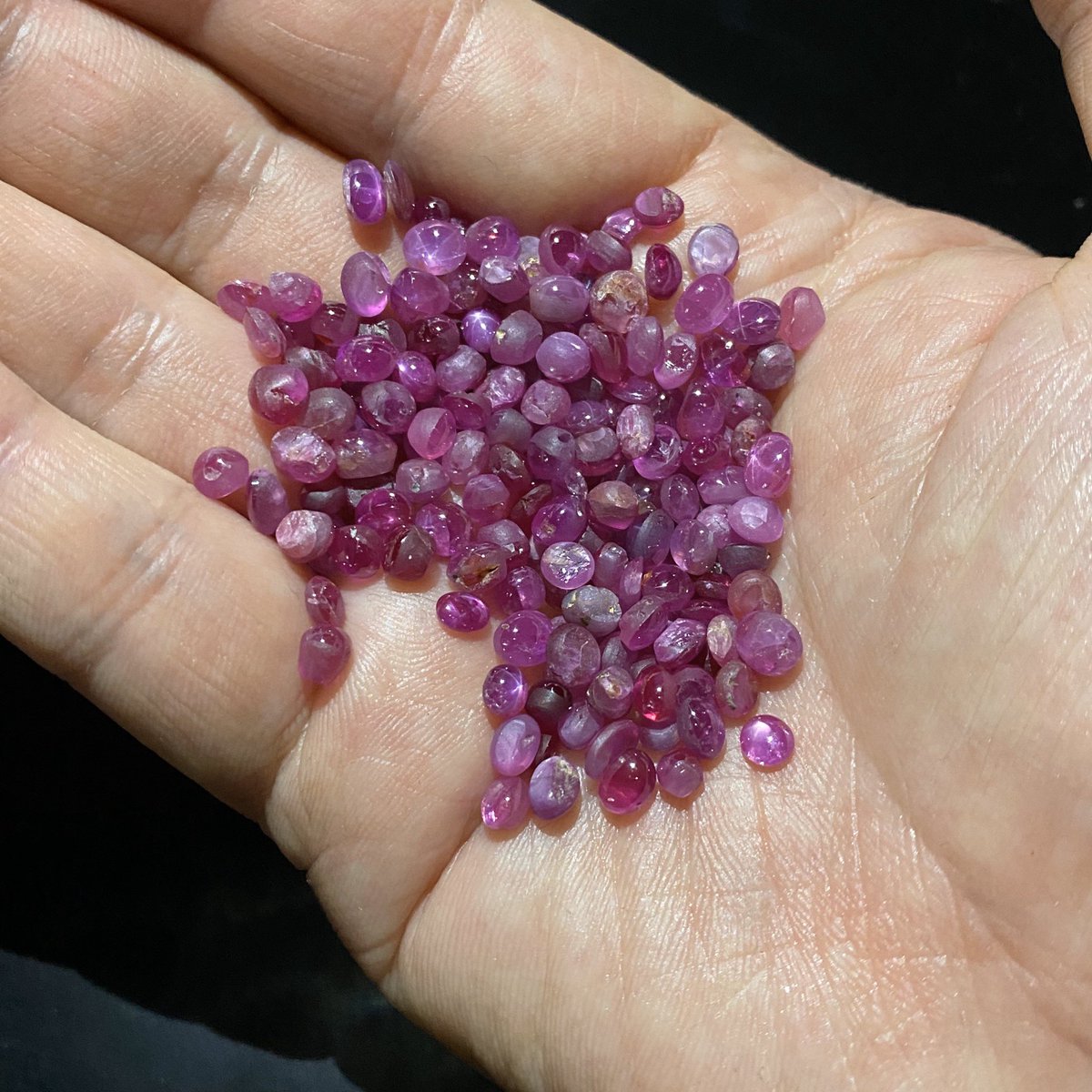 satotradingco's tweet image. ビルマ産スタールビー&amp;amp;ピンクスターサファイアのロット170ctありますが、セレクションしていくと16ピース(写真３枚目)しか残りません😅
残りの使い道を考えないと🤔
#starruby #starsapphire #スタールビー #スターサファイア