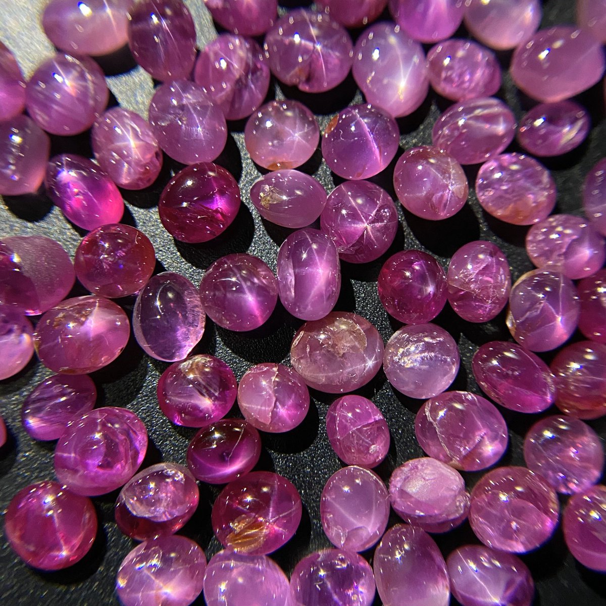 satotradingco's tweet image. ビルマ産スタールビー&amp;amp;ピンクスターサファイアのロット170ctありますが、セレクションしていくと16ピース(写真３枚目)しか残りません😅
残りの使い道を考えないと🤔
#starruby #starsapphire #スタールビー #スターサファイア