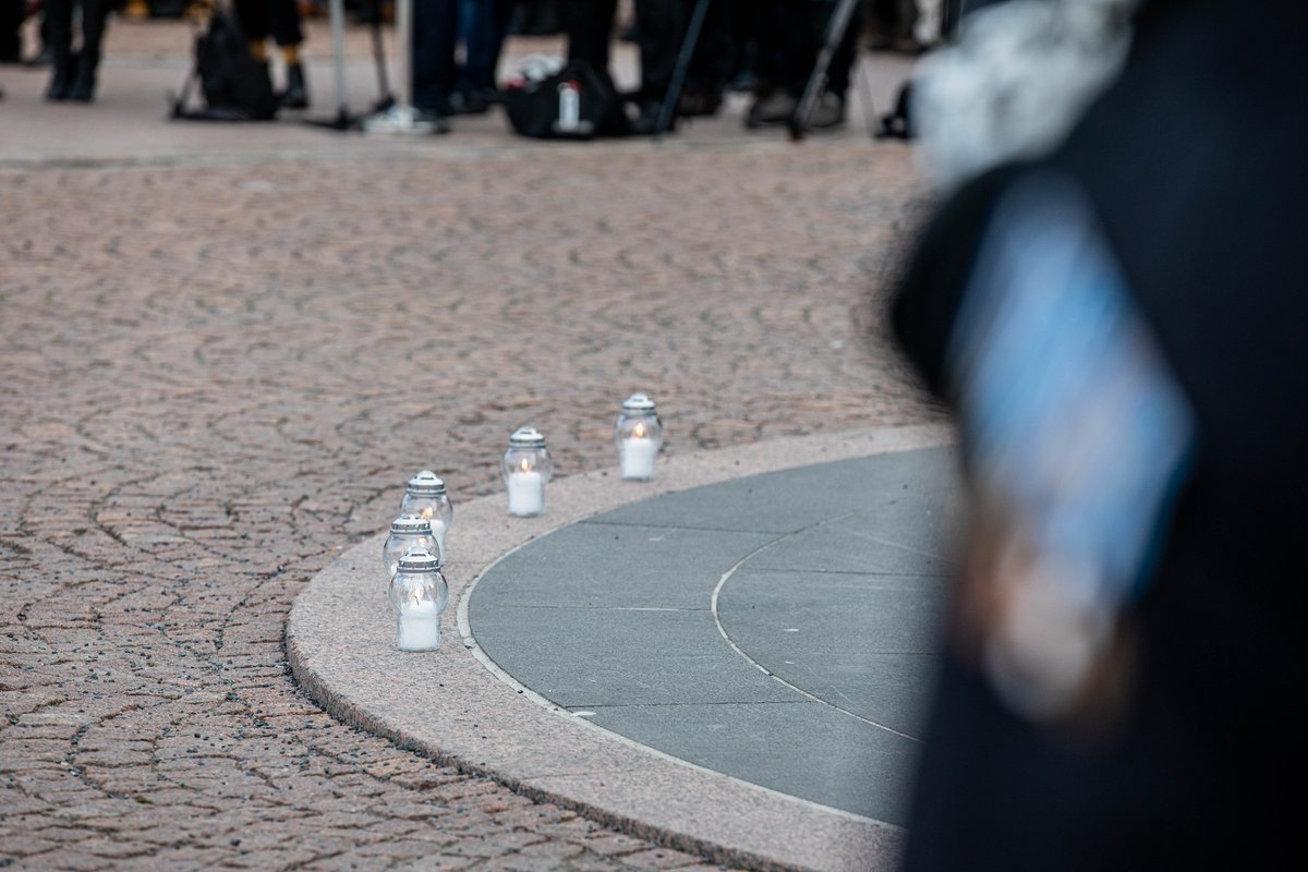 FinGovernment's tweet photo. President of the Republic @Niinisto, war veteran Mauno Tenhovirta, Deputy Speaker of Parliament @TuulaHaatainen, Minister of Defence @anttikaikkonen and Helsinki Mayor @Vapaavuori placed a candle at the National Memorial to the Winter War. 

#WinterWar80 | #WWII https://t.co/JnuBoXMBO9