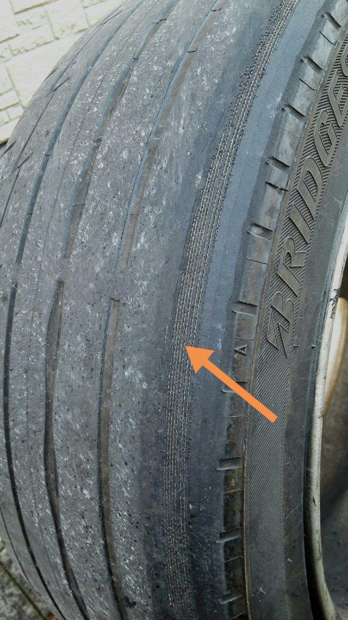 Mi 今日はタイヤ交換 夏タイヤ ギリギリ使い切ったー って言いたかったんだけど ギリギリどころか完全アウトでした 車が色々とアレなんで片減りするのは承知してたんだけど 良い子は っていうか悪い子も真似しちゃダメですよ 誰もやら