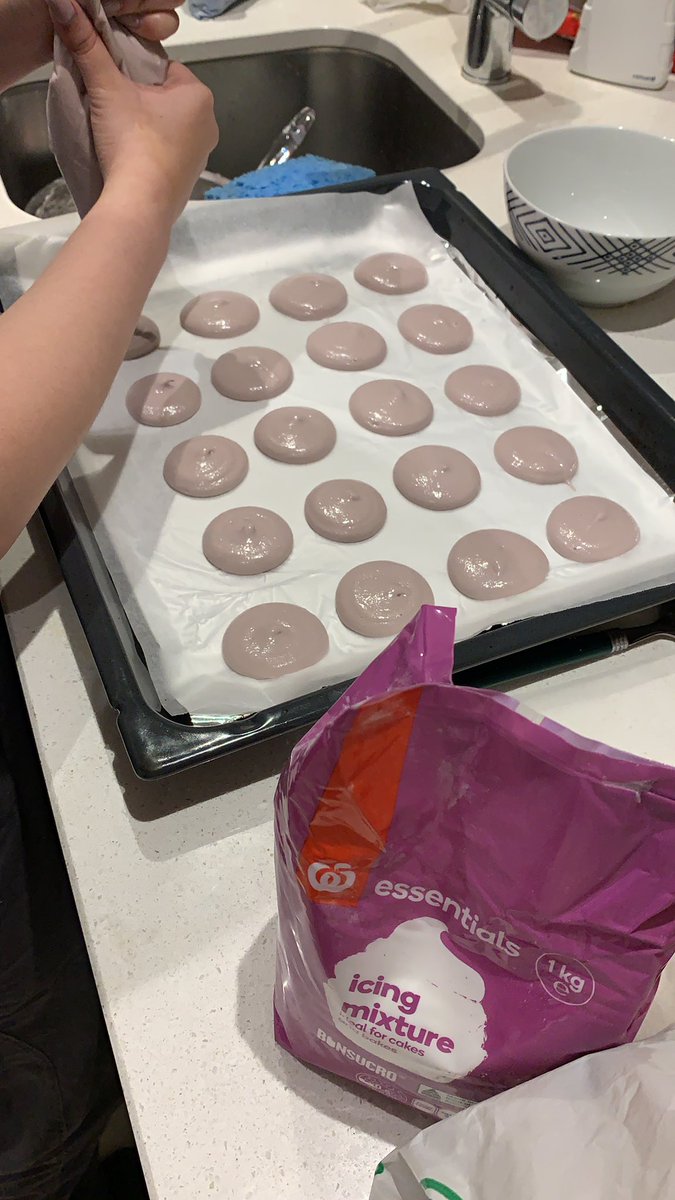 official_yueni's tweet photo. Into the oven with you https://t.co/smDLQU9m38