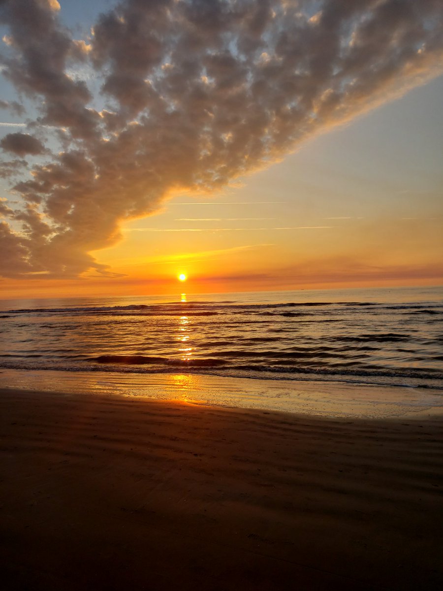 DaveJones582's tweet photo. Last sunrise st the beach https://t.co/CBAfZxasdP