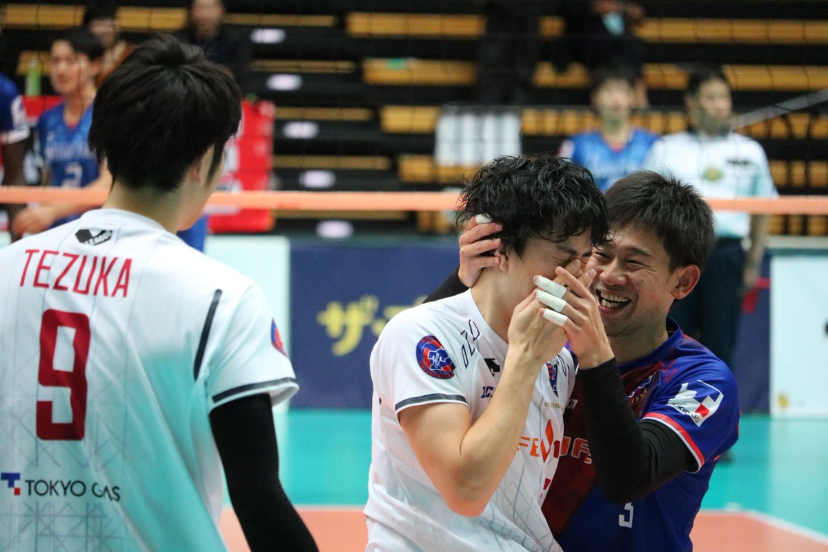 irvovihs's tweet photo. 泣く手原くんを笑顔で構う裕也さんと、そっと頭撫でていく大さん素敵すぎません？？

20191123@大田
#FC東京 
#手塚大
#手原紳
#橘裕也 https://t.co/q90AODPop6